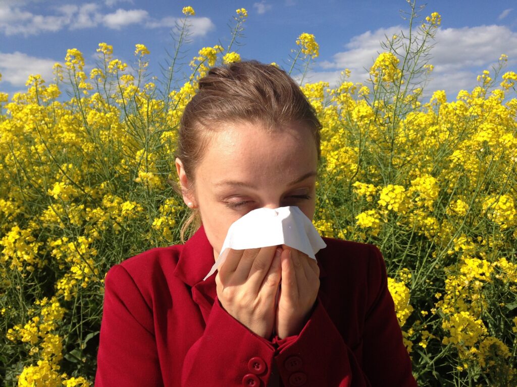 woman-sneezing-allergy-pollen